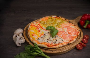 Sıcak parça rustik ahşap bir masa üzerinde erimiş peynirli pizza