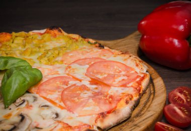 Sıcak parça rustik ahşap bir masa üzerinde erimiş peynirli pizza