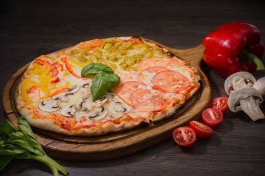 Sıcak parça rustik ahşap bir masa üzerinde erimiş peynirli pizza