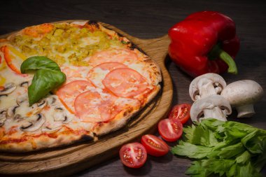 Sıcak parça rustik ahşap bir masa üzerinde erimiş peynirli pizza