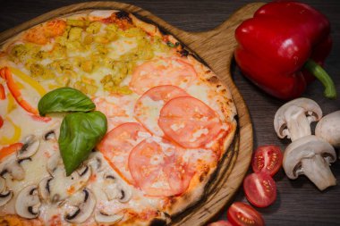 Sıcak parça rustik ahşap bir masa üzerinde erimiş peynirli pizza