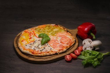 Sıcak parça rustik ahşap bir masa üzerinde erimiş peynirli pizza