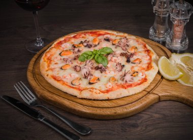 Sıcak parça rustik ahşap bir masa üzerinde erimiş peynirli pizza