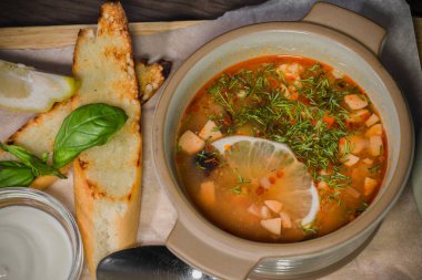 Beyaz ekmek ve sosu bir ahşap zemin üzerine çorba