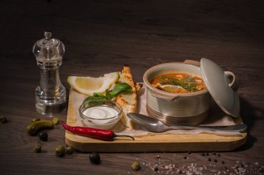 Beyaz ekmek ve sosu bir ahşap zemin üzerine çorba