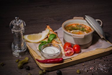 Beyaz ekmek ve sosu bir ahşap zemin üzerine çorba