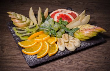 Ahşap arka plan ve bir taş Dilimleme meyve standı