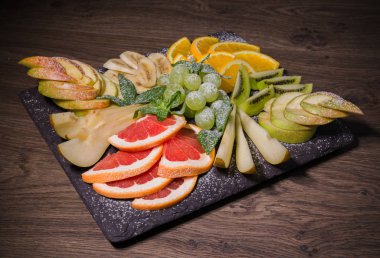 Ahşap arka plan ve bir taş Dilimleme meyve standı