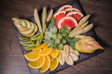 Ahşap arka plan ve bir taş Dilimleme meyve standı