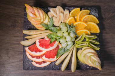 Ahşap arka plan ve bir taş Dilimleme meyve standı