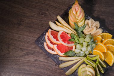 Ahşap arka plan ve bir taş Dilimleme meyve standı