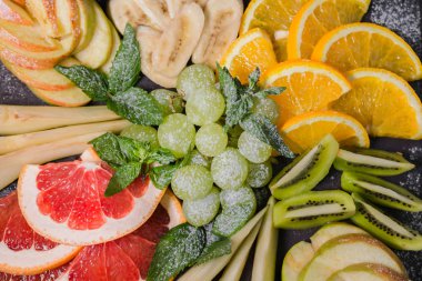 Ahşap arka plan ve bir taş Dilimleme meyve standı