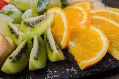 Ahşap arka plan ve bir taş Dilimleme meyve standı