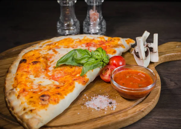 Pedaço quente de pizza com queijo derretido em uma mesa de madeira rústica — Fotografia de Stock