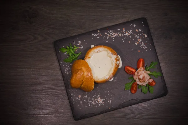 Tuz ve yetkin ile ahşap bir gemide bir ekmek kase taze bezelye çorbası