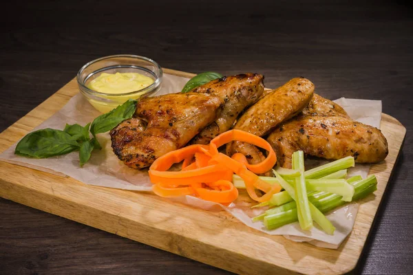 Kızarmış tavuk kanadı sos ve salata ile