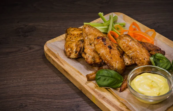 Kızarmış tavuk kanadı sos ve salata ile