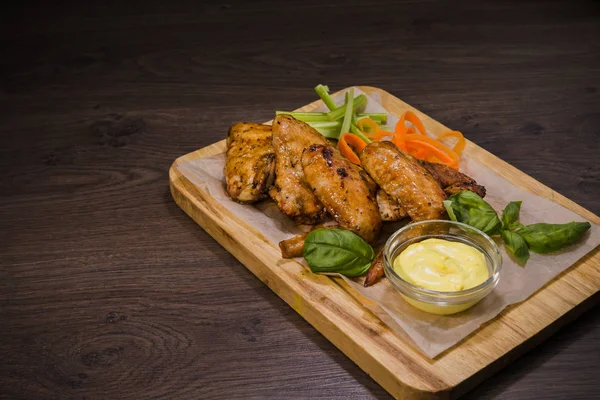 Kızarmış tavuk kanadı sos ve salata ile