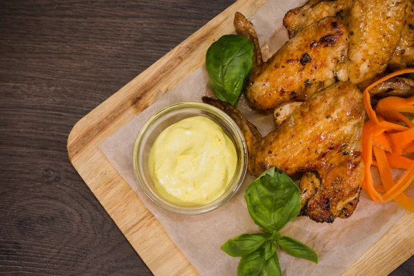 Kızarmış tavuk kanadı sos ve salata ile