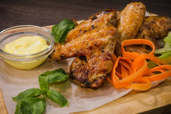 Kızarmış tavuk kanadı sos ve salata ile