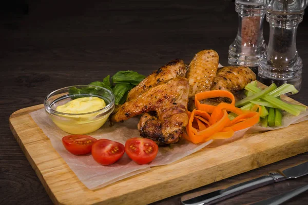 Kızarmış tavuk kanadı sos ve salata ile