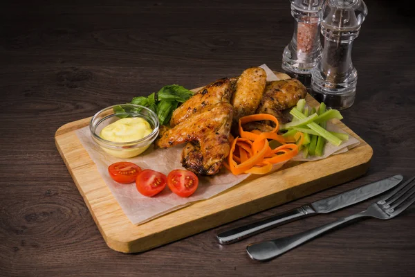 Kızarmış tavuk kanadı sos ve salata ile