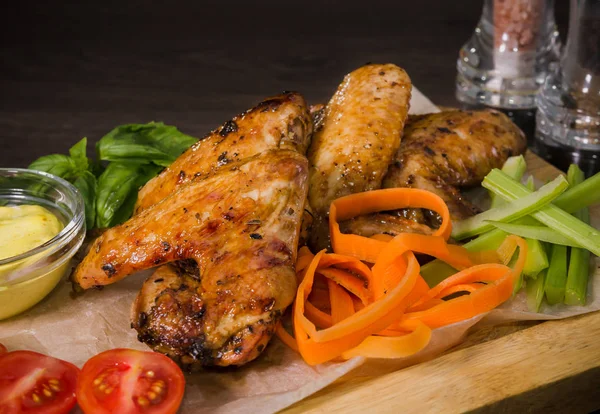 Kızarmış tavuk kanadı sos ve salata ile