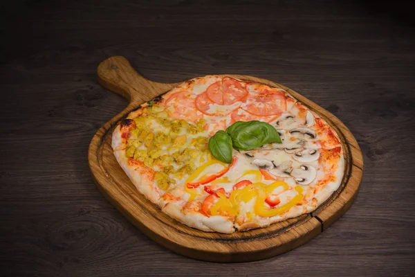 Pedaço quente de pizza com queijo derretido em uma mesa de madeira rústica — Fotografia de Stock