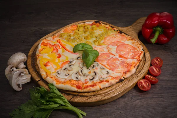 Sıcak parça rustik ahşap bir masa üzerinde erimiş peynirli pizza