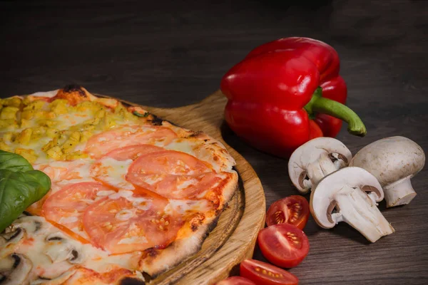 Heißes Stück Pizza mit geschmolzenem Käse auf einem rustikalen Holztisch — Stockfoto