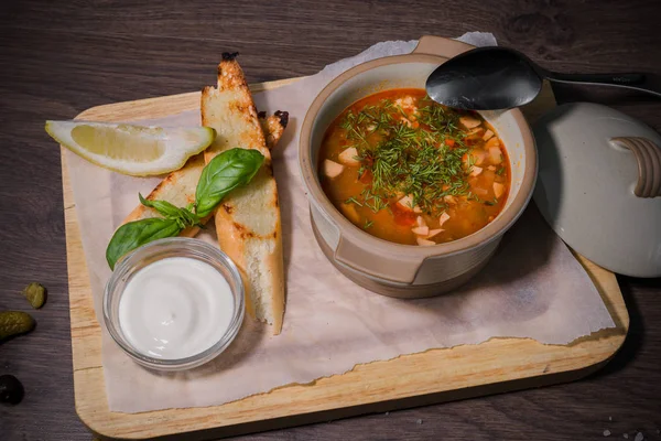 Beyaz ekmek ve sosu bir ahşap zemin üzerine çorba