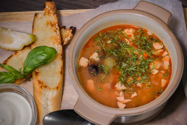 Beyaz ekmek ve sosu bir ahşap zemin üzerine çorba