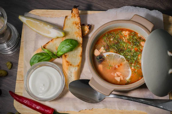 Beyaz ekmek ve sosu bir ahşap zemin üzerine çorba
