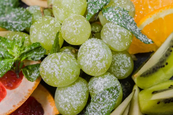 Ahşap arka plan ve bir taş Dilimleme meyve standı