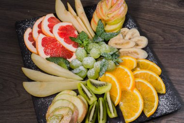 Ahşap arka plan ve bir taş Dilimleme meyve standı