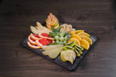 Ahşap arka plan ve bir taş Dilimleme meyve standı