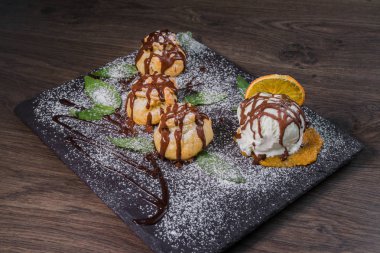 Bir top dondurma bir portakal bir taş zemin üzerine