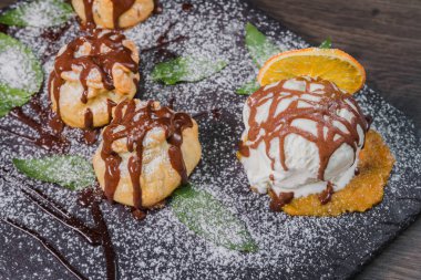 Bir top dondurma bir portakal bir taş zemin üzerine