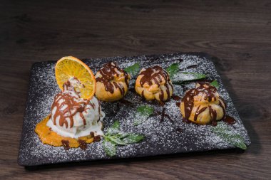 Bir top dondurma bir portakal bir taş zemin üzerine