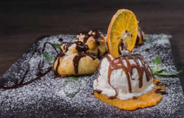 Bir top dondurma bir portakal bir taş zemin üzerine