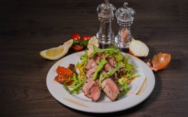 Kavrulmuş et bir kesim ile sebze ahşap arka plan üzerinde kan