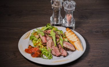 Kavrulmuş et bir kesim ile sebze ahşap arka plan üzerinde kan