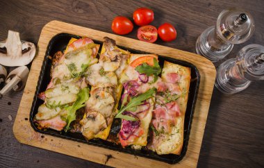 Etli sandviç şeklinde bira için snack