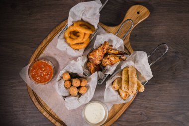 Bira nuggets peynir halkaları ve kızarmış tavuk budu şeklinde çerez