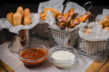 Bira nuggets peynir halkaları ve kızarmış tavuk budu şeklinde çerez