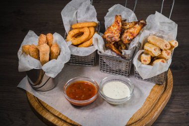 Bira nuggets peynir halkaları ve kızarmış tavuk budu şeklinde çerez