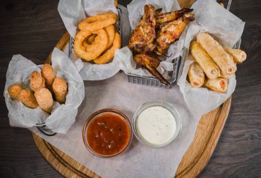 Bira nuggets peynir halkaları ve kızarmış tavuk budu şeklinde çerez