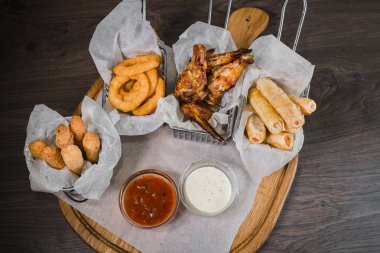 Bira nuggets peynir halkaları ve kızarmış tavuk budu şeklinde çerez