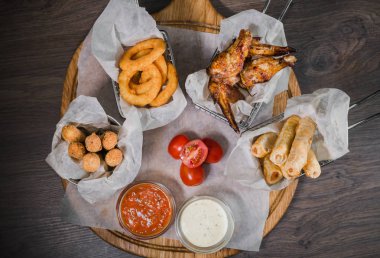 Bira nuggets peynir halkaları ve kızarmış tavuk budu şeklinde çerez