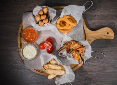 Bira nuggets peynir halkaları ve kızarmış tavuk budu şeklinde çerez